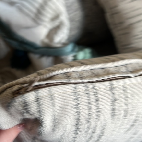 Set of Two Pillows EUC - Picture 3 of 5